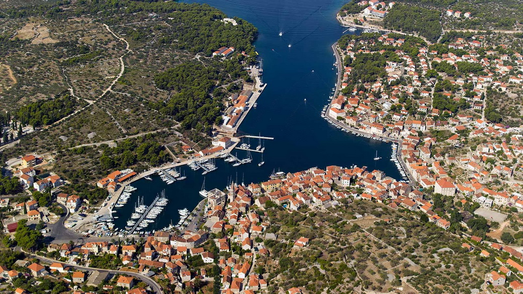 Aci_Marina_Milna image Aci Marina Milna, english