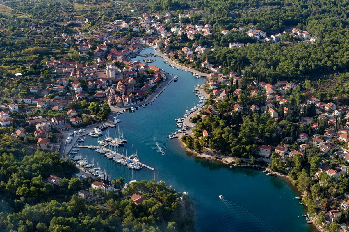 Aci_Marina_Vrboska image Aci Marina Vrboska, english